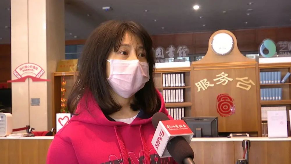 杭州市图书馆业务办主任 陈琦:要保持安全距离,比如服务台,门口排队