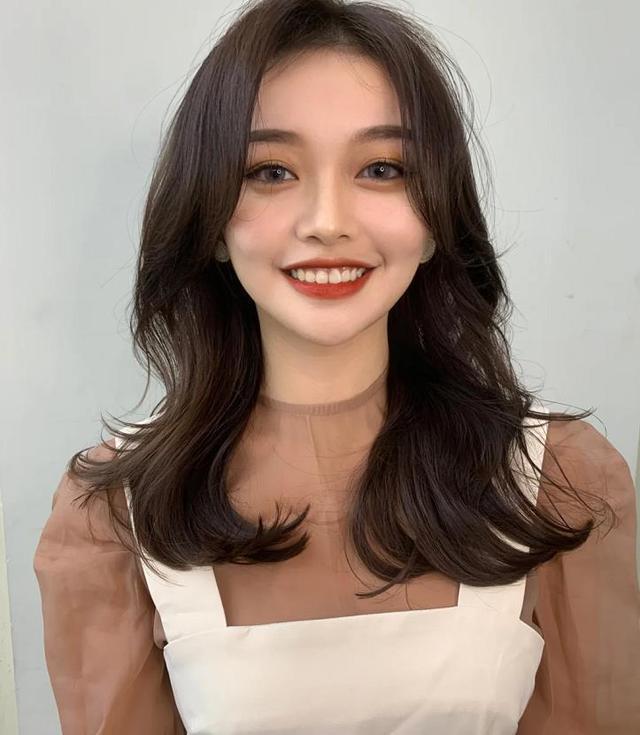 留刘海要过时了2020最火的5款露额头发型瘦脸又好看