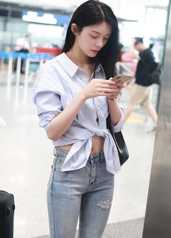 衬衫流行这样穿,瘦女孩打结,矮个子半塞半不塞,梨形女人塞前摆