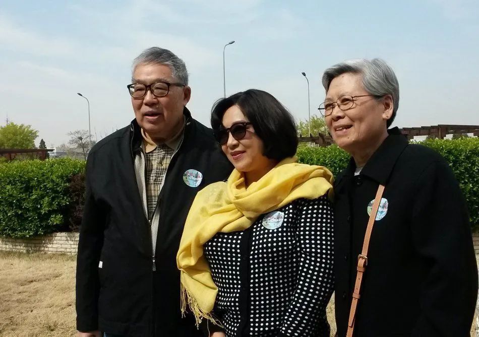 李连杰和59岁前妻黄秋燕拍合照为避免利智吃醋她故意站最边上