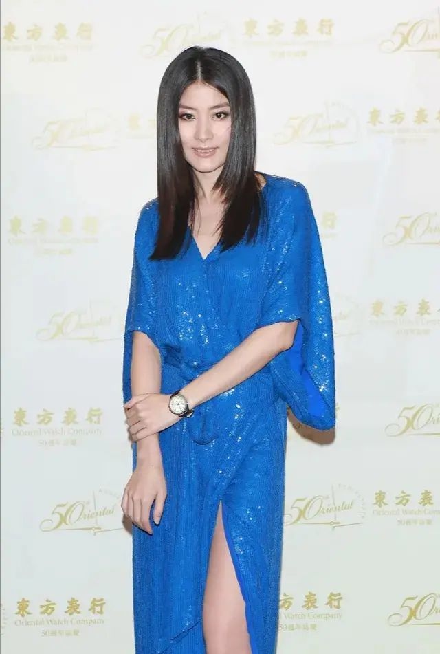 陈慧琳发福跌下神坛,修身衣穿不出身材曲线,肿了还变敦实了!