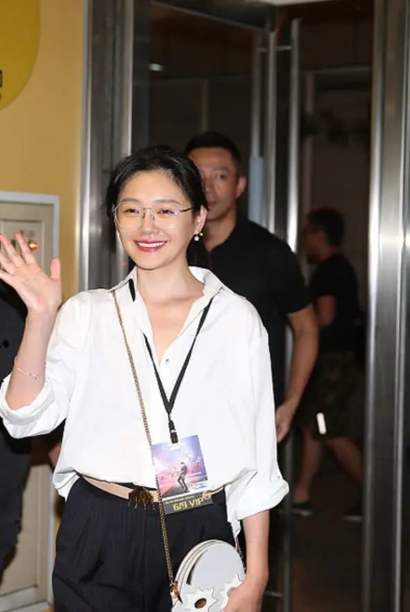 大s脸都发福成大饼了,皮肤保养的再好也显老,看身形就是大妈!