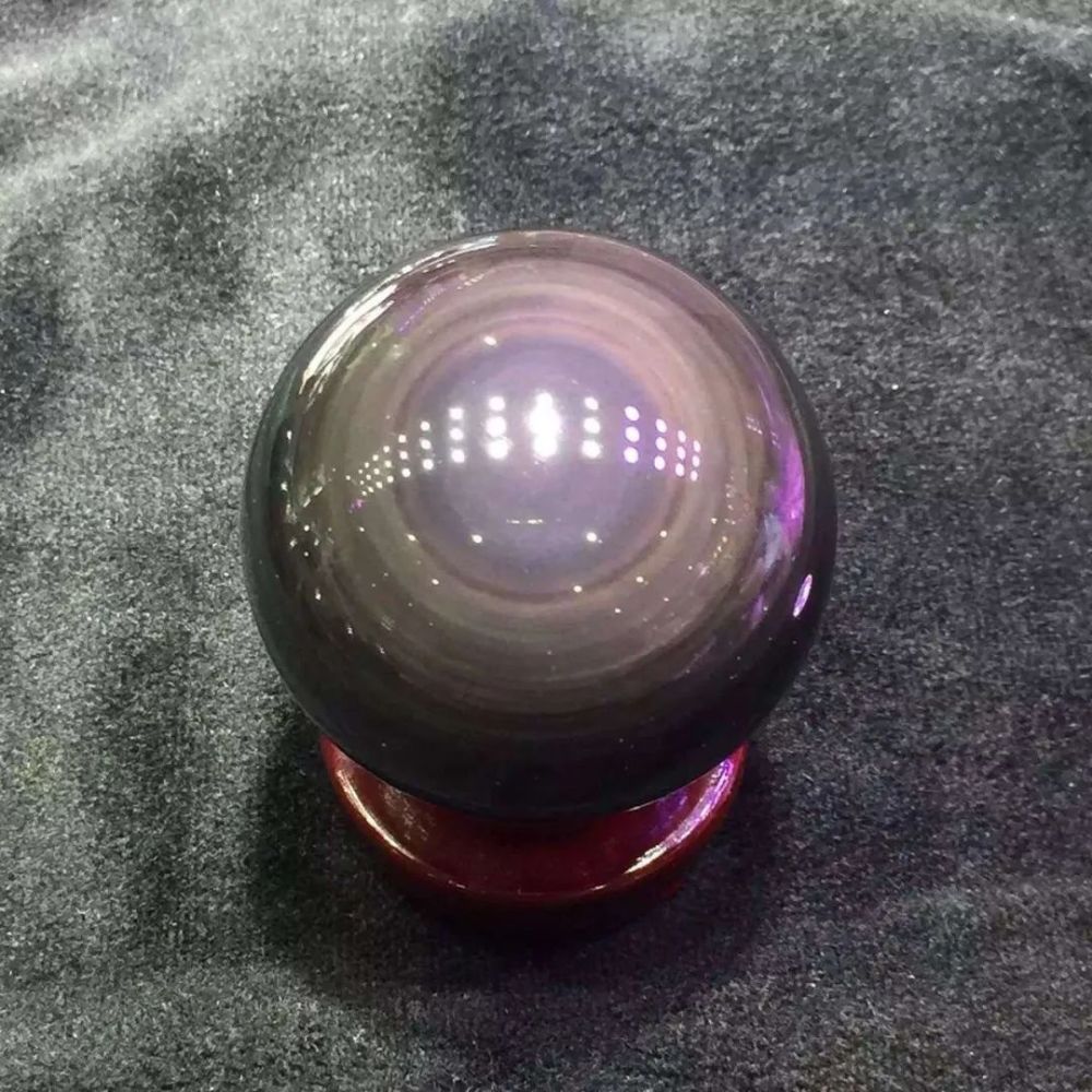 死鱼眼在光线下不会闪动"不美观也不值钱彩虹眼越灵动越好,也越值钱黑