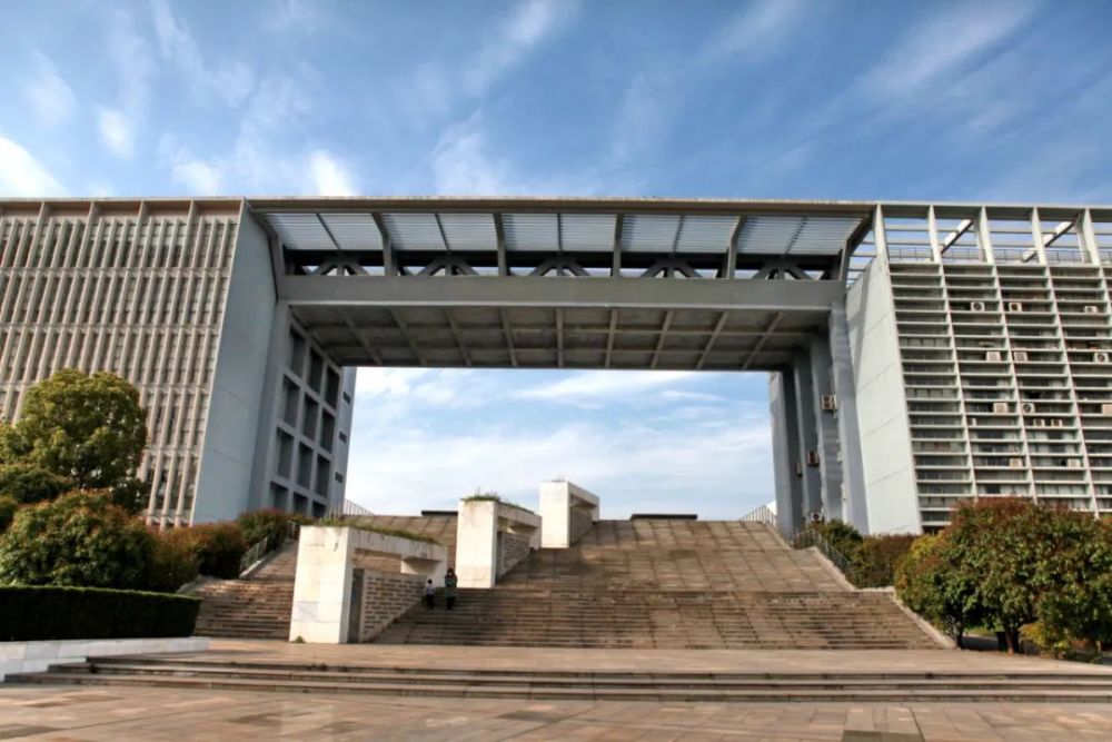 往前北侧食科楼旁的水杉刚绽出新芽,南侧修竹掩映的图书馆一如往常