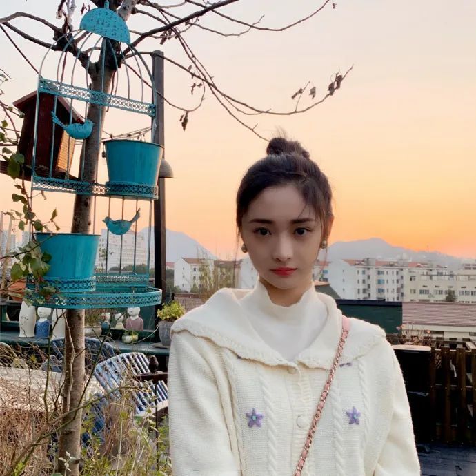 周洁琼真是人间富贵花丸子头配开衫贵气满满看得人心都醉了