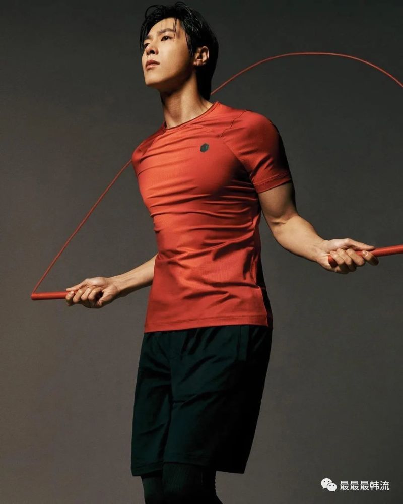 郑允浩为某杂志拍摄的四月画报在日前公开了,对于宅在家里两个月长肉