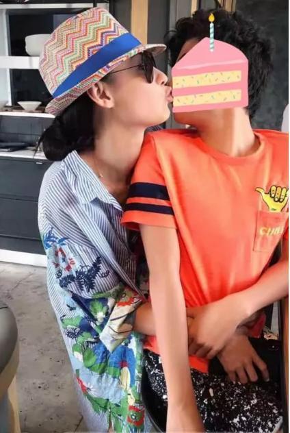 李嘉欣和儿子共浴亲嘴,网友纷纷吐槽,父母子女间界限在哪里