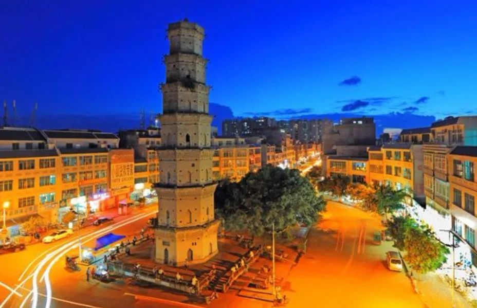 在徐闻县城的徐城镇东方一路与民主路的交汇处,矗立着一座历史悠久的