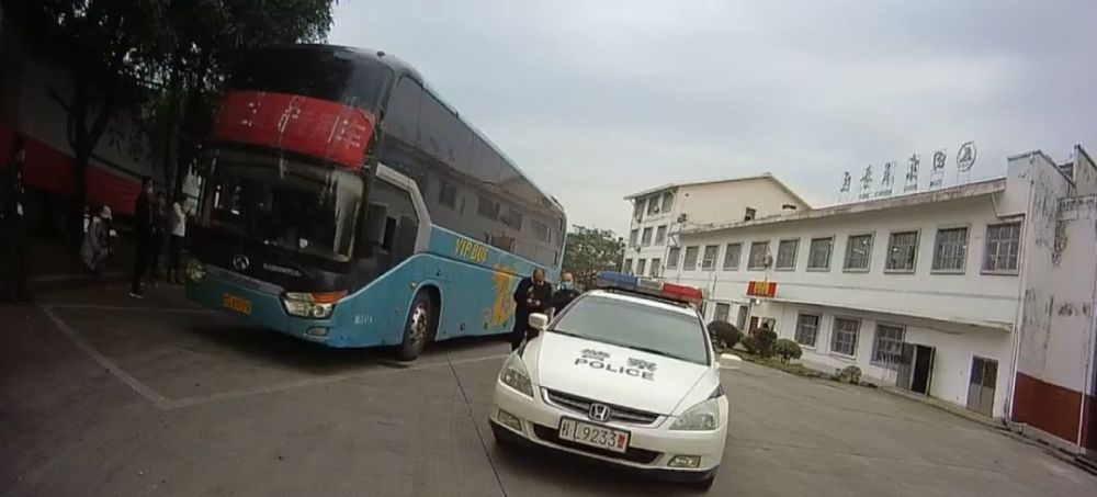 "黑c49999"大客车已经进入g80广昆高速百色辖区,沿线交警大队立即出动