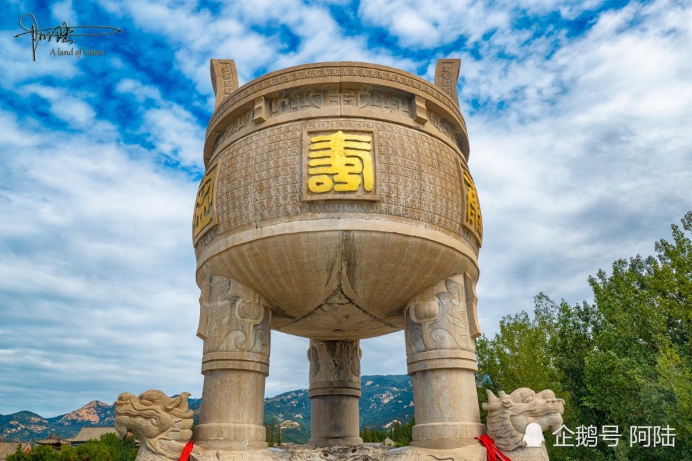 蒙山万寿宫旁边的大鼎是现在国内石制盛鼎中最大最高的