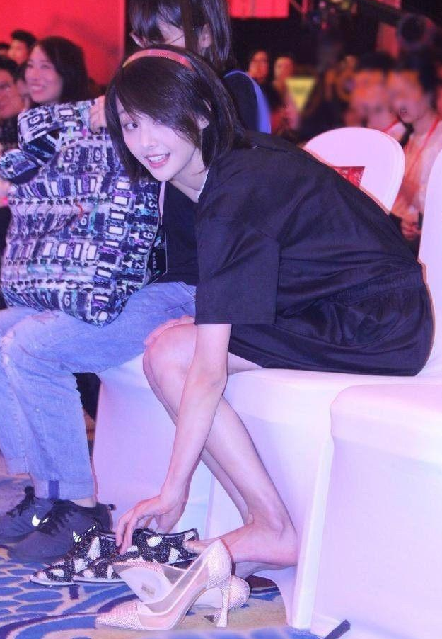 郑爽身穿白色的连衣裙脚上踏着恨天高优雅又不失知性魅力