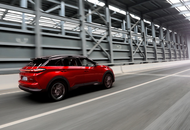 全球首搭量产"透明"a柱,哪吒u上市这车很特别