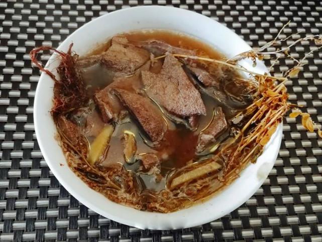 农村田埂上的杂草,叶子下藏着"珍珠",价值很高,煲汤喝能养肝