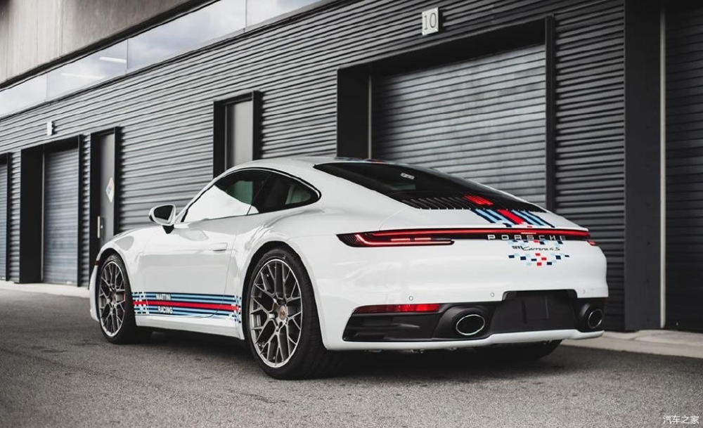 全新保时捷911马天尼像素涂装首次亮相,经典再进化!大家觉得如何?