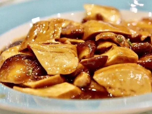 此外,清鲜爽口的泰山豆腐面,也是泰安人离不开的特色小吃之一.