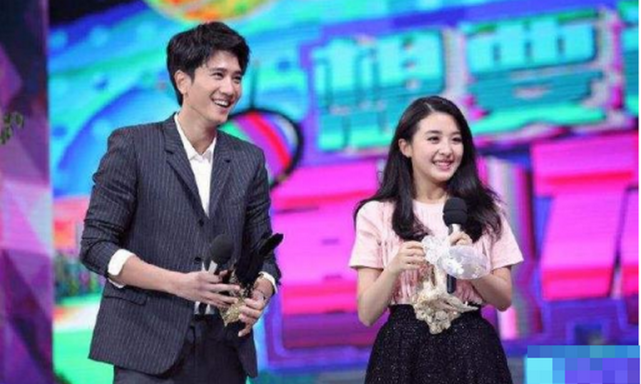 张含韵否认与彭冠英结婚后晒新刘海对镜wink满满少女感