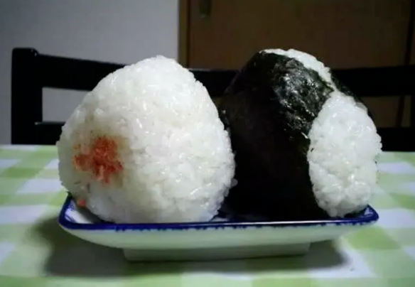 日本女生发明"腋下饭团",小伙子吃得很开心,网友:难理解