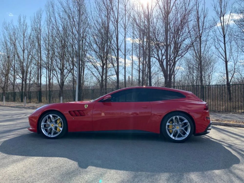 把500万的法拉利开在脚下,是一种什么样的体验?