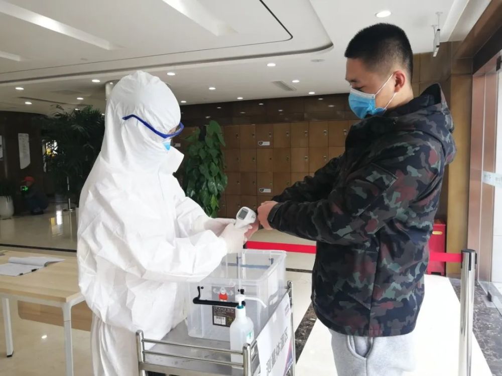 >>>>  医护人员在为客人测体温