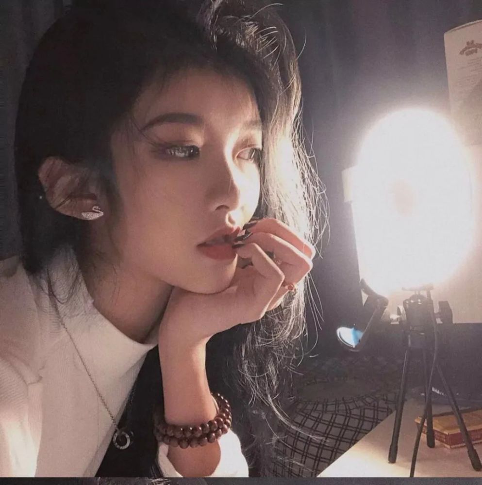 女孩脸部很娇嫩,"3个动作"趁早改,否则脸会"越来越大"!