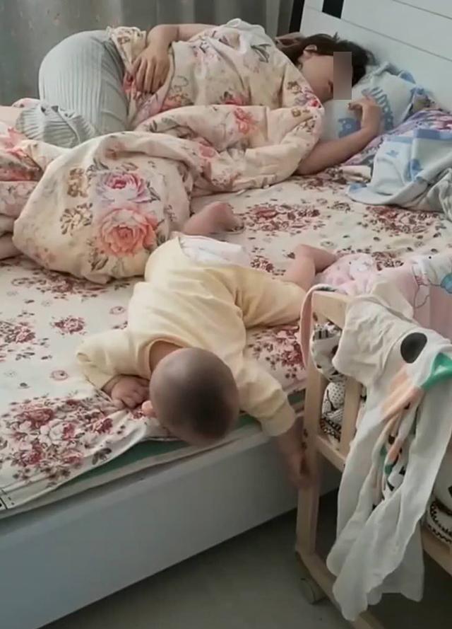 保姆带娃自己却睡得"香甜",宝妈火冒三丈,网友:请来一个祖宗