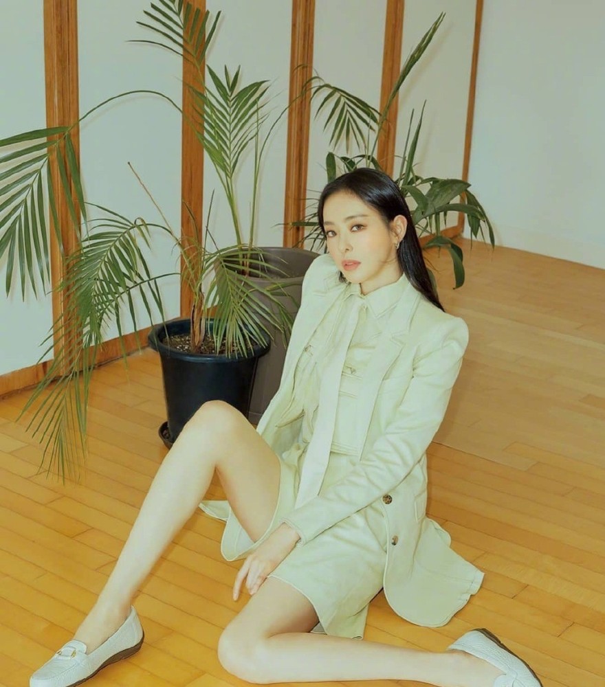 李多喜真是腿精小姐姐穿荷叶边粉色西装裙大长腿看呆网友