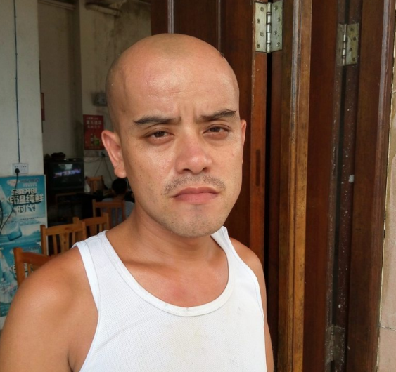 还记得爆红网络的真人版"光头强"吗?走红后娶美娇妻,现状如何?