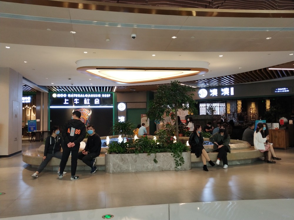 堂食开放后的首个周末:食客肩并肩就餐,排号等位时间从半小时到一小时