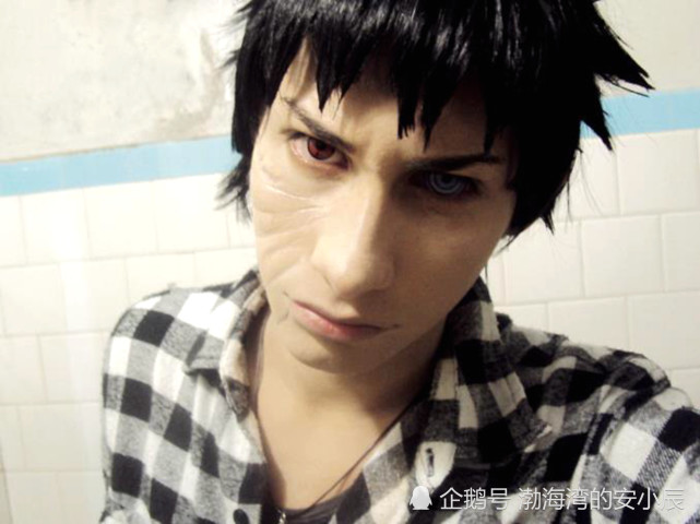 coser小哥手提宇智波团扇,神情忧伤,再现了带土当时对忍者世界的憎恶