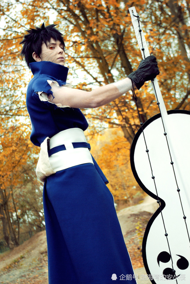 coser小哥手提宇智波团扇,神情忧伤,再现了带土当时对忍者世界的憎恶