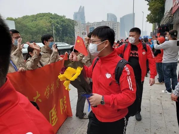 中山医院重症医学科副主任医师屠国伟,肝外监护士张晓云也踏上了回家