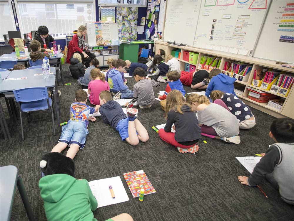 新西兰是一个没有课本的国家所有的小学生幼儿园,中学都不需要背着