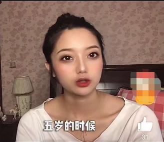 张兆艺在小时候就长得非常漂亮,小巧的瓜子脸笑起来特别甜,都说"女大