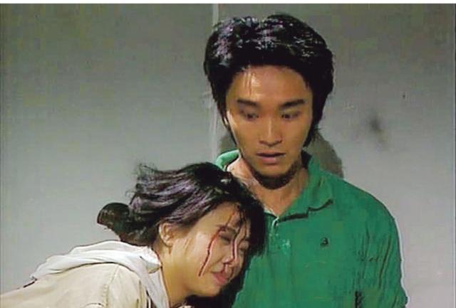 曾经在电视剧《他来自江湖》与周星驰饰演一对情侣.