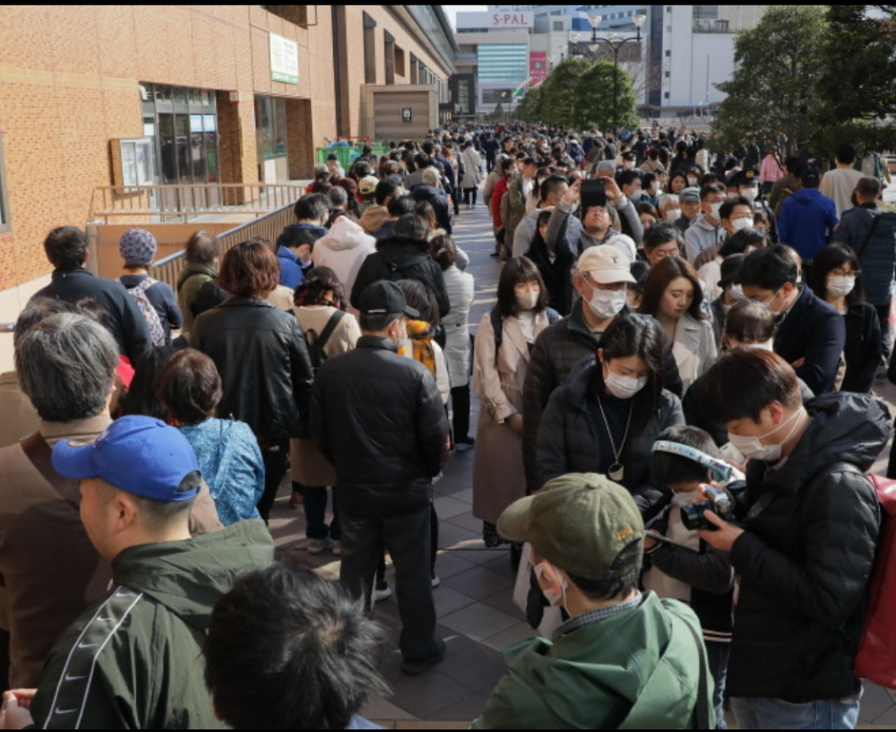 感染风险超高 日本仙台5万人排500米长队围观圣火主办方或拟取消展示 腾讯新闻