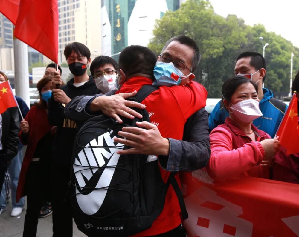 同饮长江水沪鄂心连心上海援鄂第三批医疗队撤离