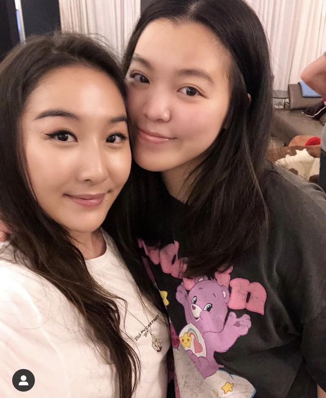 钟镇涛长女钟嘉晴与继母庆25岁生日幸福洋溢,与范姜感情更胜章小蕙