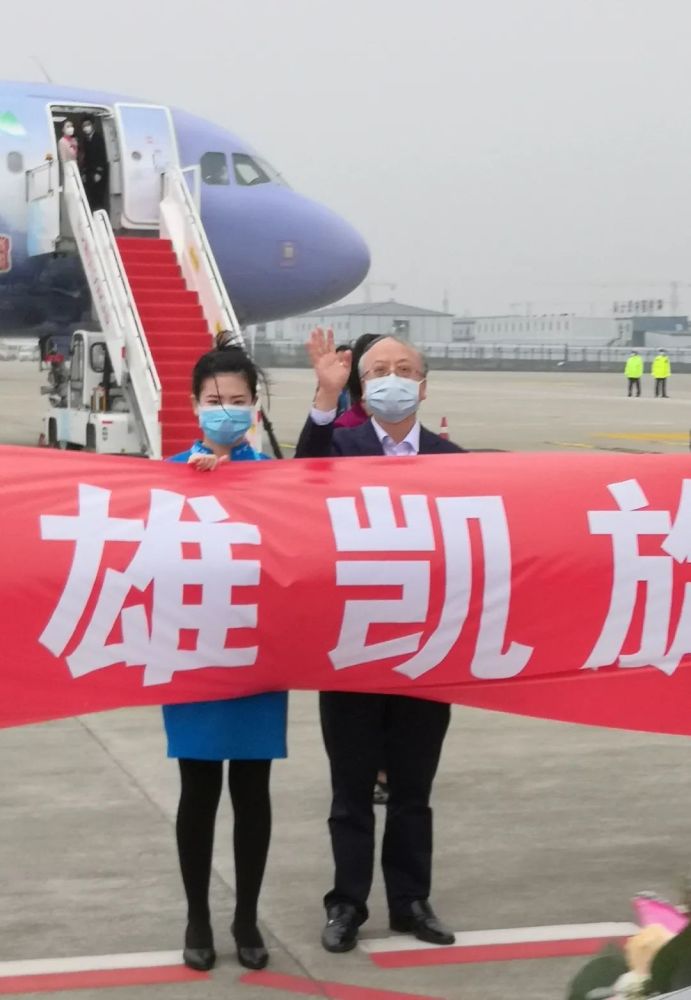 二院党委书记陈正英在队员们的飞机从起飞的时候,就早早来到机场接机