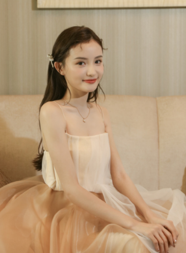 林小宅(1995年9月23日-),本名林晓婷,出生于广东省珠海市,网络红人.