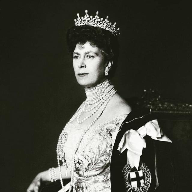 玛丽王后送的结婚礼物,成为了英女王此生最爱,更戴其出现在邮票和英镑