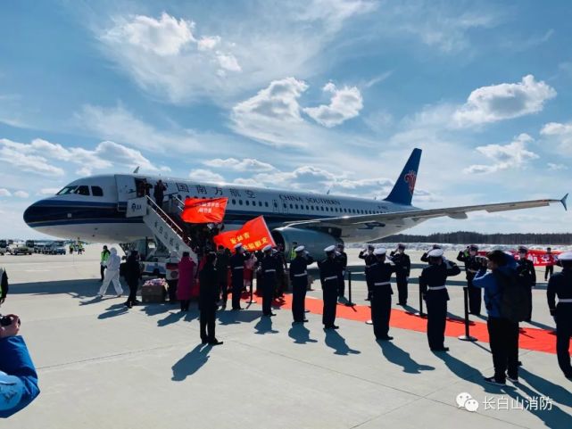 长白山消防救援支队列队欢迎吉林省支援湖北医疗队英雄凯旋