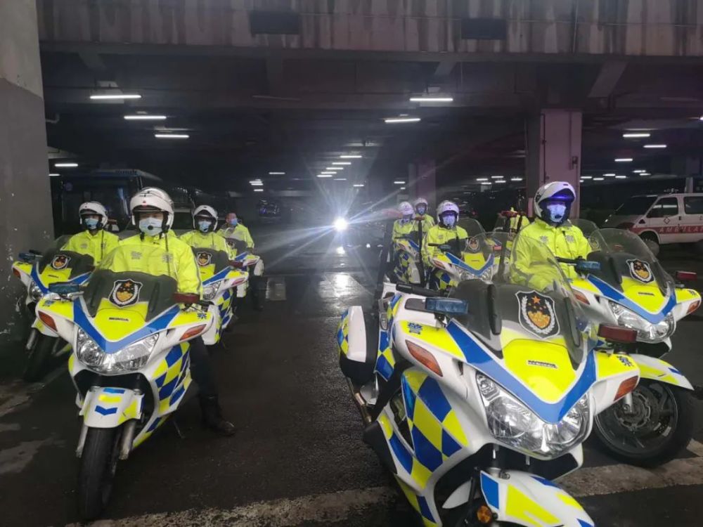 警车开道护送英雄"回家".长沙晚报全媒体记者 邹麟 摄