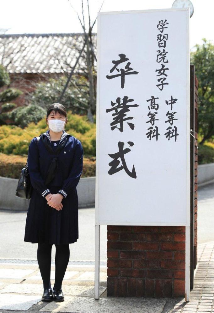 日本爱子公主戴口罩参加毕业礼 穿水手服可爱 没爸妈陪伴显孤单 腾讯新闻