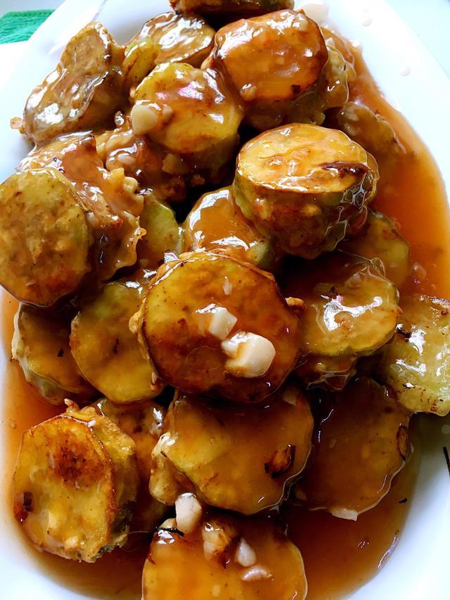 酱烧茄盒8.加上蒜沫,葱花,淋上热油就可以了7.大火收汁装入盘中6.