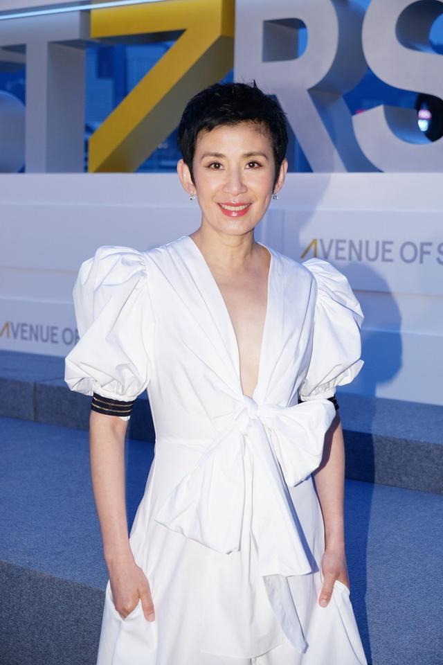 身材过于扁平又彰显不出女性的气质,像吴君如就很不错