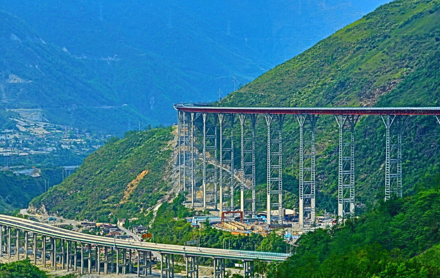 中国最难修建的公路,5年只修了240公里,却包含一座世界最长桥!