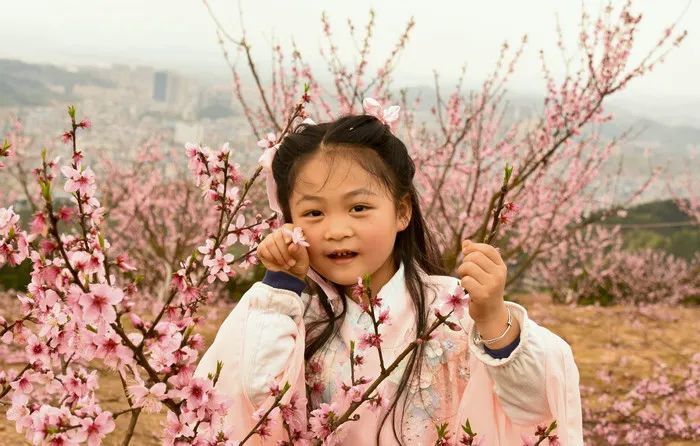 新宁乡村来了位小仙女桃花遍野开满山坡