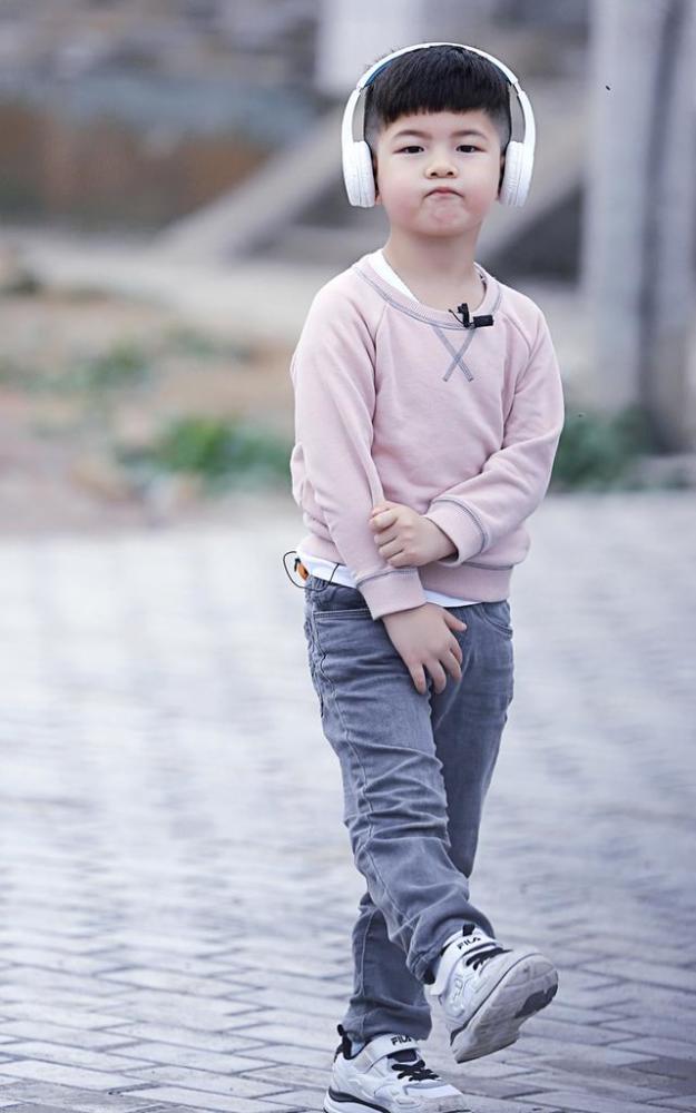 胡可两儿子苦练腹肌,安吉小鱼儿配合默契,发胖的安吉颜值下滑_腾讯