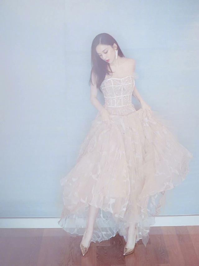 古力娜扎美得太高调,穿黄色连衣裙简约优雅,真是"异域美少女"_腾讯