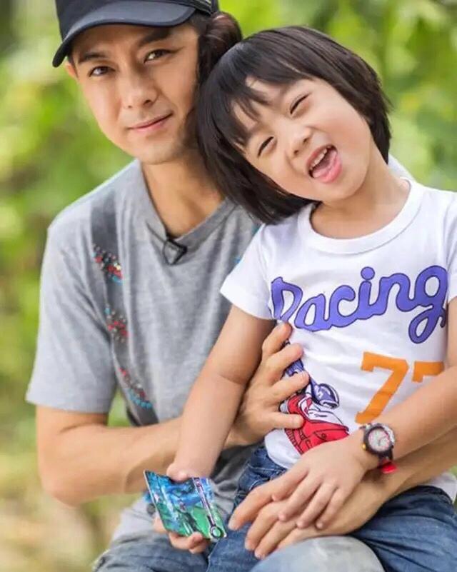 陈若仪晒周末温馨日常10岁kimi背影比爸爸林志颖还大只